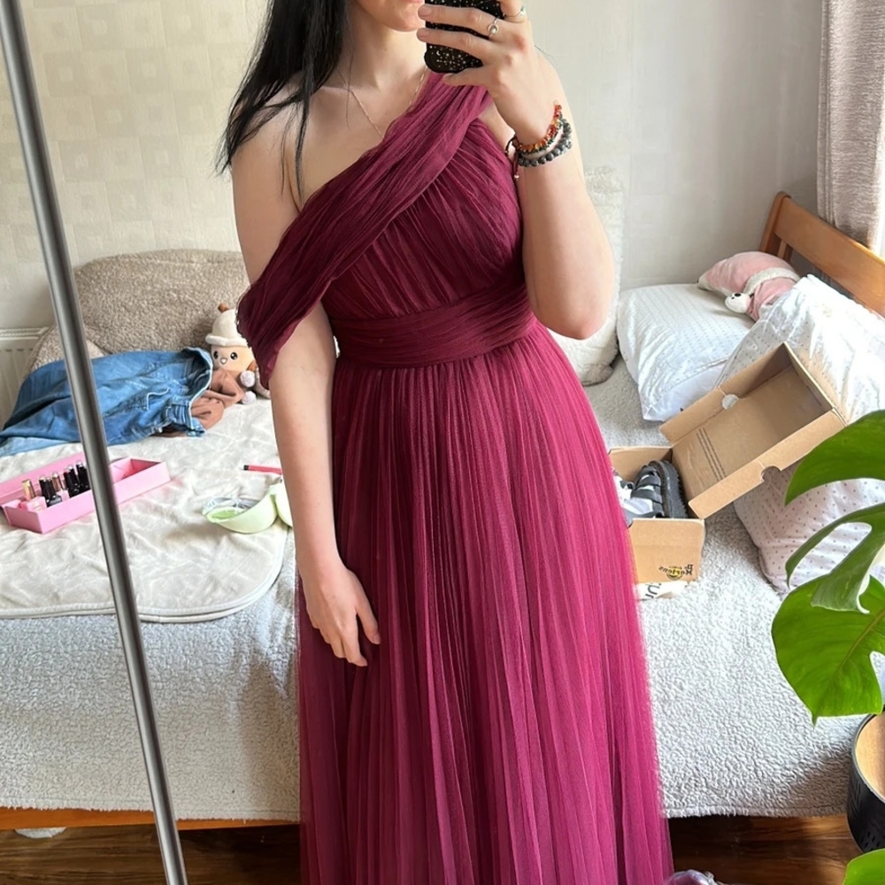 Elegant Burgundy One-Shoulder Gown - Picture 5 of 8